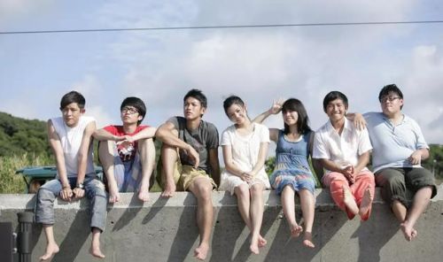 柯震东出席新作品发布会，全黑造型全程站C位，笑容满面